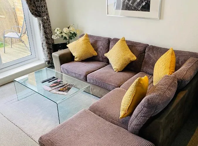 Arma Short Stays 122 - Spacious 3 Bed Oxford House Sleeps 5 - Free Parkng For 2 Vehicles - Large Garden