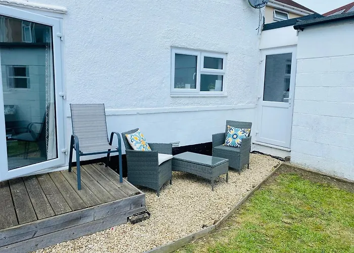 Arma Short Stays 122 - Spacious 3 Bed Oxford House Sleeps 5 - Free Parkng For 2 Vehicles - Large Garden