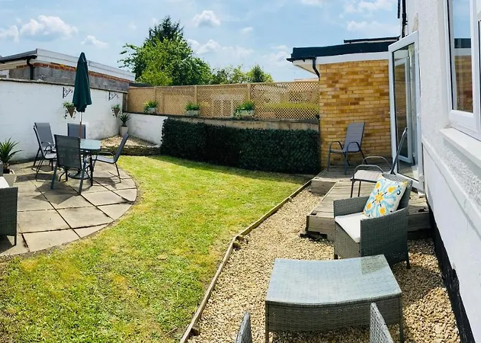 Arma Short Stays 122 - Spacious 3 Bed Oxford House Sleeps 5 - Free Parkng For 2 Vehicles - Large Garden