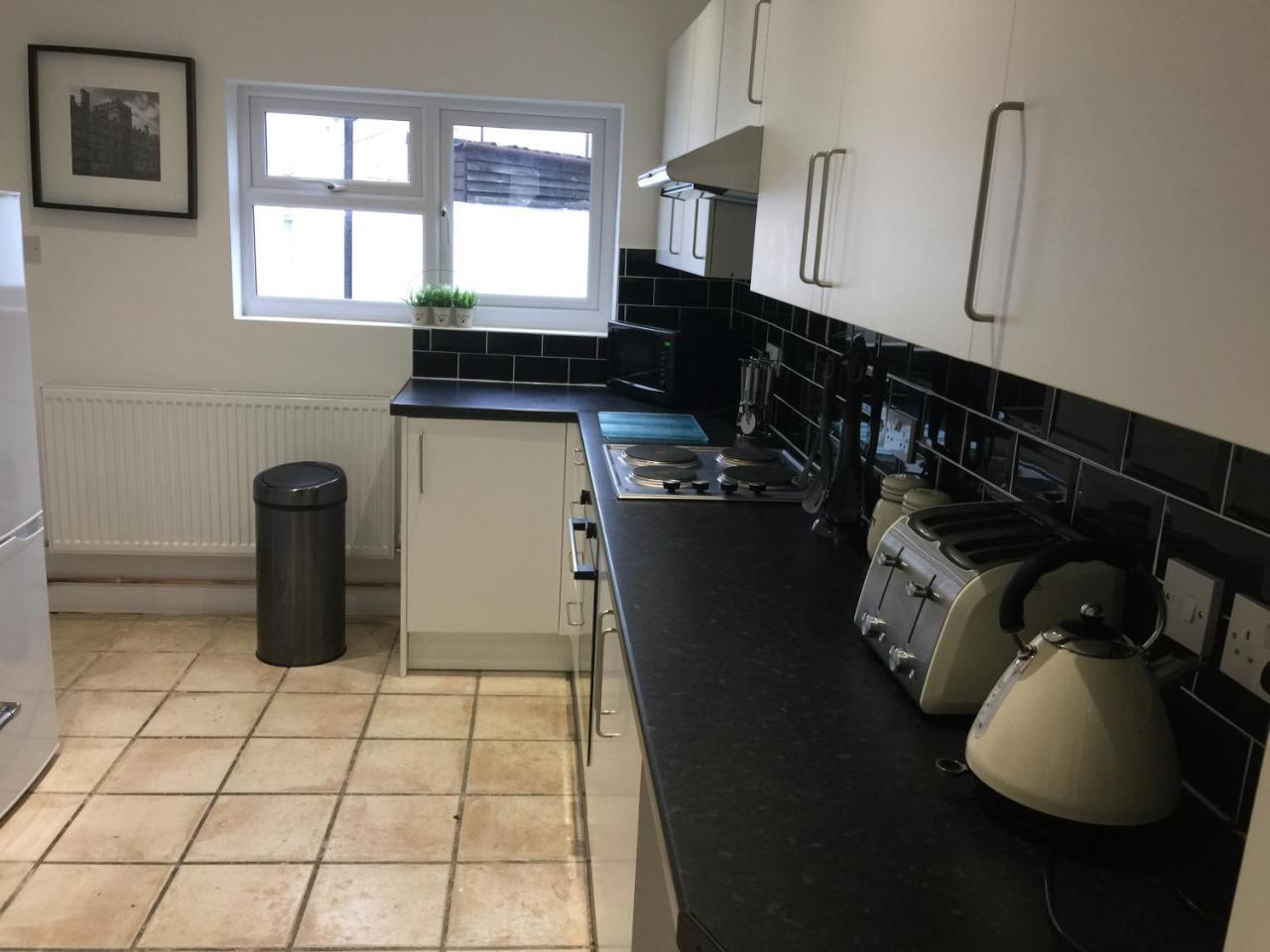 Arma Short 122 - Spacious 3 Bed House Sleeps 5 - Free Parkng For 2 Vehicles - Large Garden *